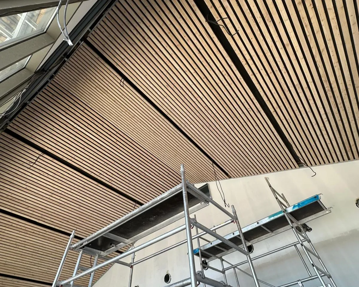 Bardage bois pour le plafond d’une cantine scolaire à Janneyrias : Une touche naturelle et chaleureuse