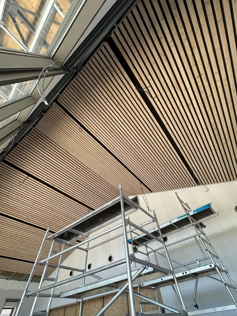 MK Menuiseries - Bardage en bois plafond