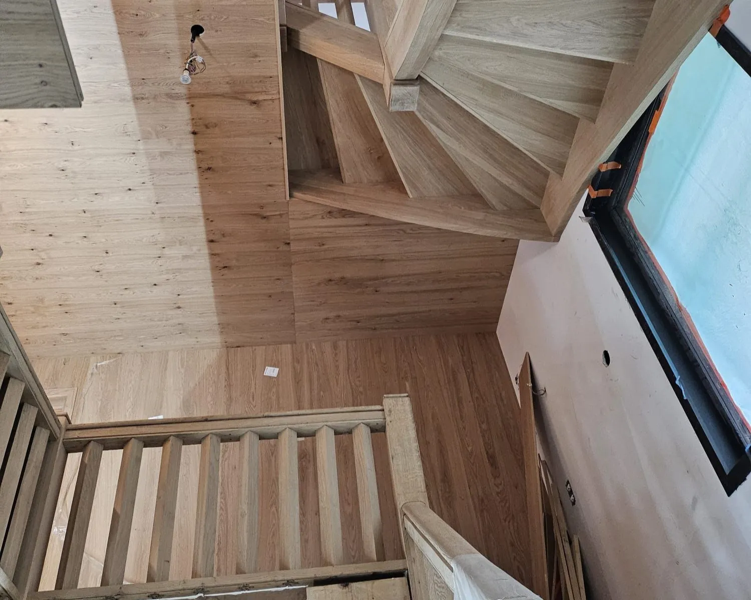 Transformation intérieure d’un chalet à Megève : bardage en bois sur murs et plafonds