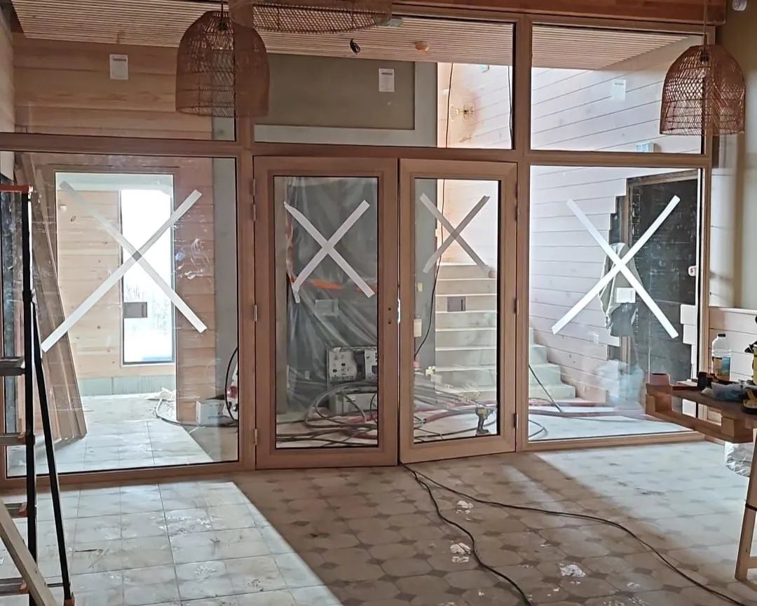 Rénovation des portes intérieures d’un hôtel et de chalets à Versailles